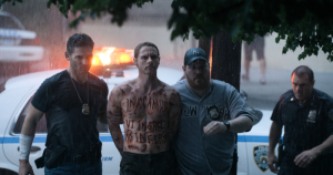 Eric Bana ("Sarchie", l.) und Sean Harris ("Santino", 2.v.l.) in Sony Pictures' DELIVER US FROM EVIL