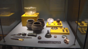 Vollendete Handwerkskunst in Glas, Ton und Metall - von wegen finsteres (Früh-)Mittelalter.
