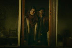 Mia (Zoe Moore) und Azrael (Franz Dinda) in DIE LIEBE UNSERER ELTERN